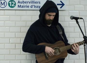 Hugo, élu meilleur chanteur du métro parisien