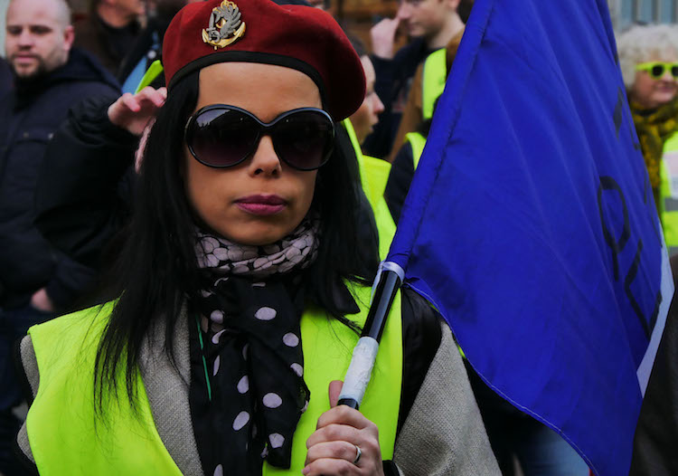 En Uniforme Et Gilet Jaune Streetpress